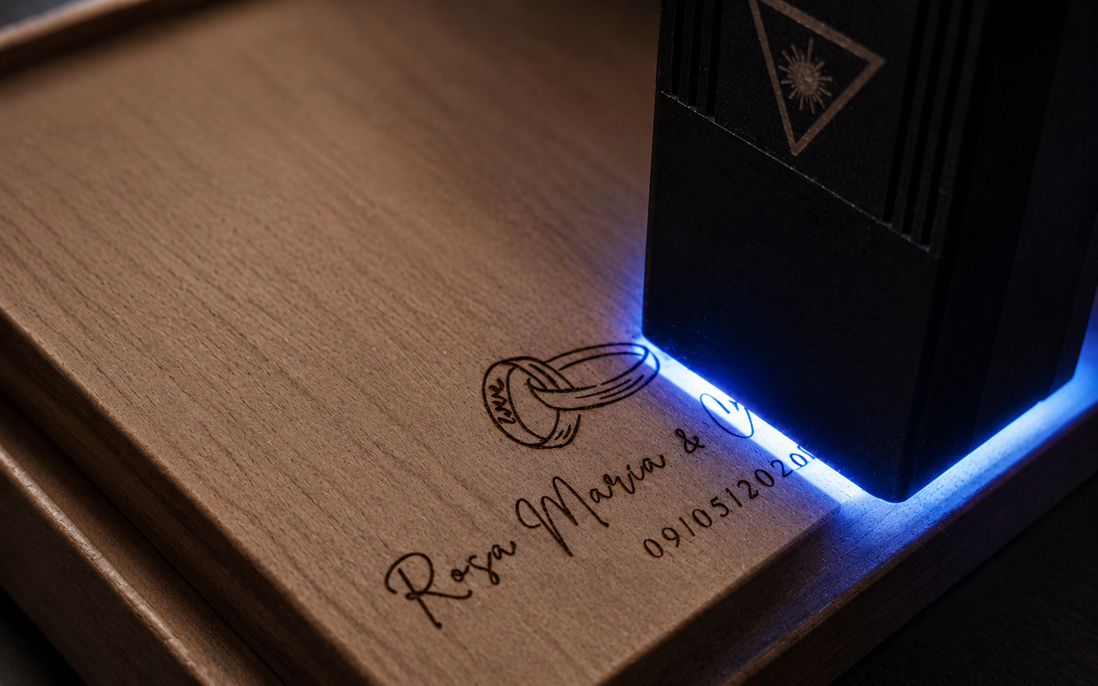 Detalle cercano de una pieza TAQTO personalizada mediante grabado láser